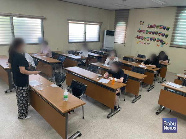 '공감모임' 참여자들이 자신의 에세이를 작성하여 공유하고 있는 모습. ⓒ초록우산어린이재단