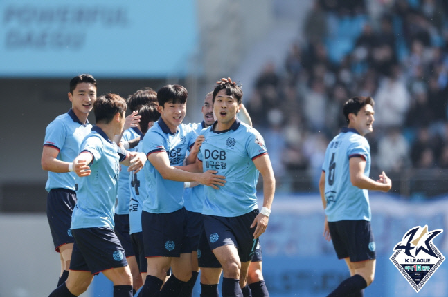 대구 김진혁(가운데)이 19일 전북전에서 선제골을 넣고 동료들과 기쁨을 나누고 있다. 제공 | 한국프로축구연맹