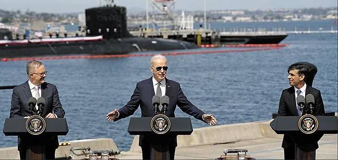 조 바이든(가운데) 미국 대통령과 리시 수낙(오른쪽) 영국 총리, 앤서니 앨버니지 호주 총리가 13일(현지 시각) 미국 캘리포니아주 샌디에이고 해군 기지에서 버지니아급 핵추진 잠수함 ‘미주리호’를 배경으로 기자회견을 하고 있다. /AP 연합뉴스