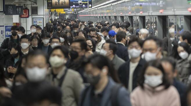 버스·지하철·택시·비행기 등 대중교통에서 마스크 착용 의무가 약 2년 5개월 만에 해제된 20일 오전 8시쯤 서울 지하철 5호선 광화문역 승강장의 모습. 이날 지하철을 타고 내리는 시민들 가운데 마스크를 아예 안 쓴 사람은 찾아보기 어려웠다. 시민들은 “코로나 사태가 거의 끝난 건 반갑지만 여전히 감염 우려 등이 커 사람 많은 곳에서는 당분간 마스크를 계속 쓸 것 같다”고 했다./박상훈 기자