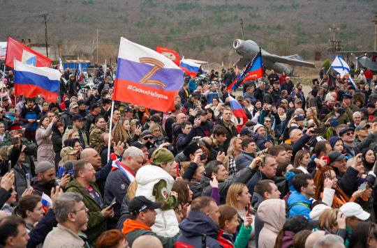 크림반도 사람들이 지난 3월 18일(현지시간) 가스포트 산 근처의 한 모터사이클클럽 마당에서 열린 크림반도의 러시아 병합 9주년 기념행사에 참여하고 있습니다. 타스 연합뉴스