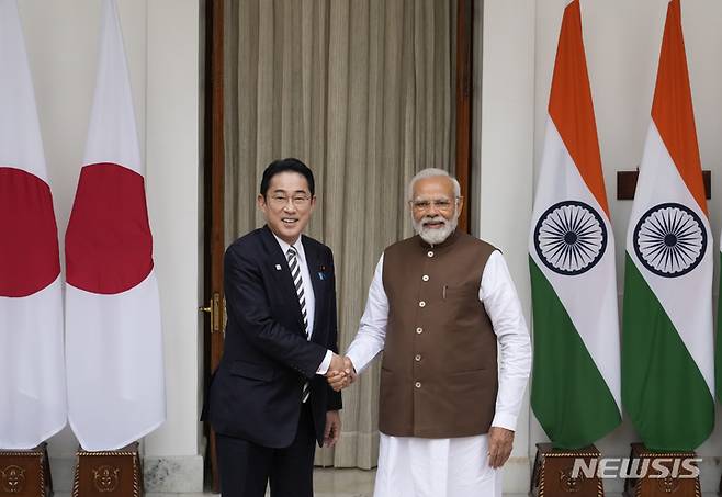 [뉴델리=AP/뉴시스] 기시다 후미오(왼쪽) 일본 총리와 나렌드라 모디 인도 총리가 20일(현지시간) 뉴델리에서 대표단 회담을 앞두고 악수하고 있다. 2023.03.20.
