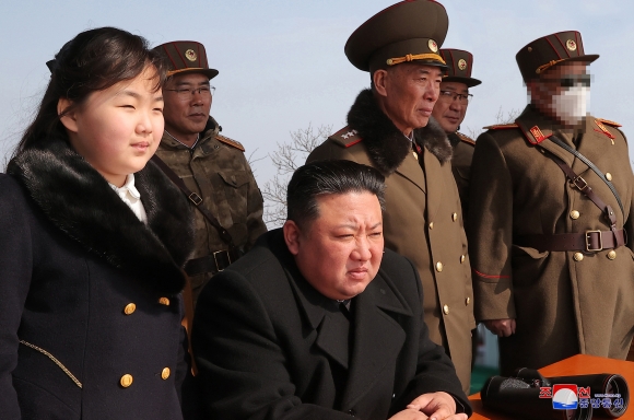 북한은 지난 18∼19일 김정은 국무위원장이 딸 ‘주애’와 함께 참관한 가운데 전술핵운용부대들의 ‘핵반격 가상 종합전술훈련’을 진행했다고 조선중앙통신이 20일 보도했다. 조선중앙통신 연합뉴스