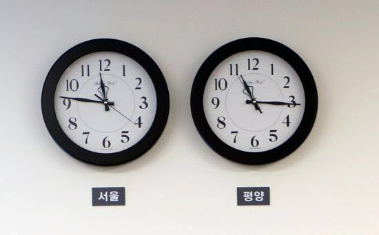 지난 2018년 4월 27일 남북정상회담 당시 평화의 집 1층 접견실에 걸려 있던 시계. 북한은 남북 합의에 따라 같은 해 5월부터 표준시를 기존의 UTC 08:30에서 UTC 09:00로 변경했다. 사진=뉴시스.