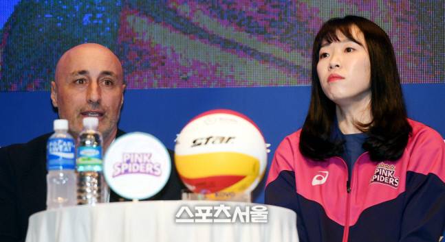 흥국생명 마르첼로 아본단자(왼쪽) 감독이 20일 서울 상암 누리꿈스퀘어에서 열린 2022~2023 V-리그 포스트시즌 미디어데이에서 출사표를 밝히고 있다. 2023. 3. 20.최승섭기자 thunder@sportsseoul.com