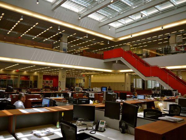 NYT 본사 편집국 내부 모습. 곳곳에 붉은색 카펫이 깔려 있는 복층형 구조 공간이다.