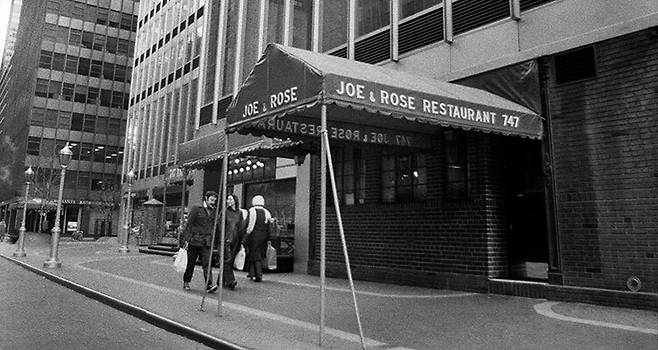 세계에서 가장 오래된 사모펀드 운용회사인 콜버그크래비스로버츠(KKR)는 1976년 헨리 크래비스와 조지 로버츠가 미국 뉴욕에 있는 조앤로즈 식당에서 저녁을 먹으며 얘기를 나누다 설립하기로 결정했다. 당시 조앤로즈 식당 모습. KKR 누리집