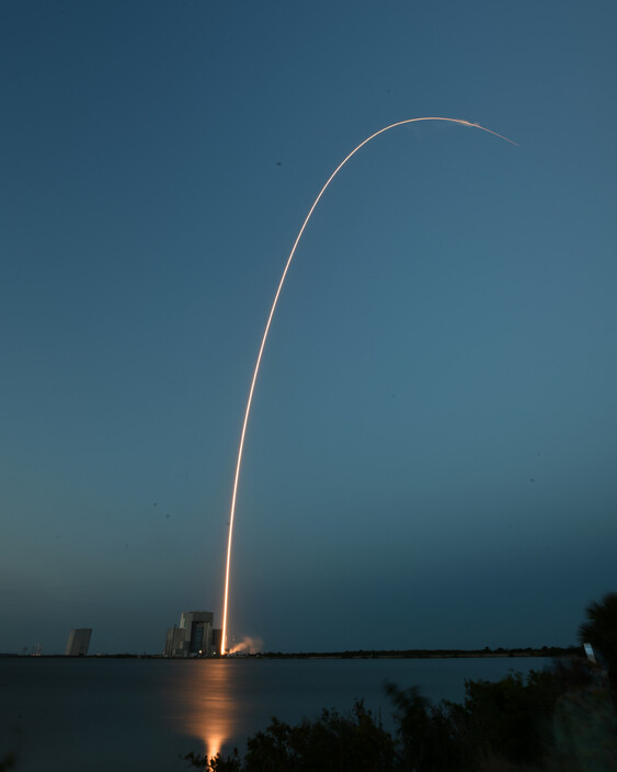 스페이스엑스의 ‘팰컨 9’ 로켓이 17일 미국 플로리다 케이프 커내버럴에서 발사되고 있다. UPI 연합뉴스