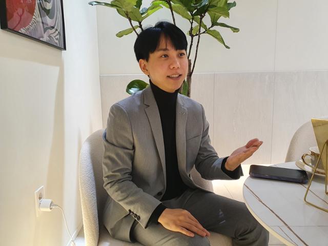 신민호 테키 공동대표가 서울 논현동 사무실에서 결혼정보 서비스 ‘모두의 지인’에 도입한 AI에 대해 설명하고 있다. 손서영 인턴기자