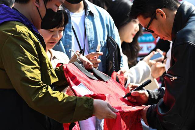 20일 경기 파주시 국가대표 트레이닝 센터(NFC)에서 한국 축구대표팀이 소집된 가운데 훈련 전 진행된 기네스 '팬 하이파이브' 이벤트에서 김태환이 사인을 해주고 있다. 파주=최주연 기자