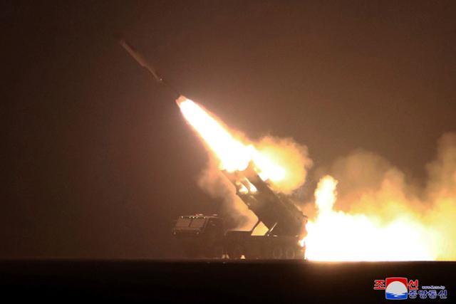 2월 23일 북한군이 함경북도 김책시 일대에서 전략 순항미사일 '화살-2형'을 발사하고 있다. AP 뉴시스