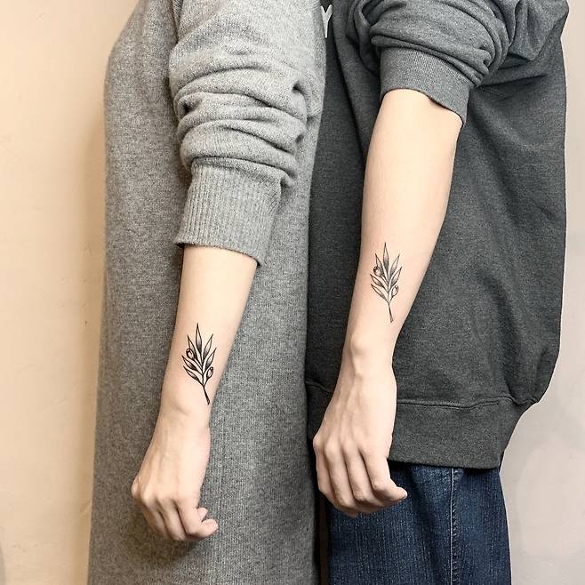 지난 2월 타투이스트 A씨의 작업실에 찾아와 '커플 타투'를 받고 간 어머니와 아들. 본인 제공