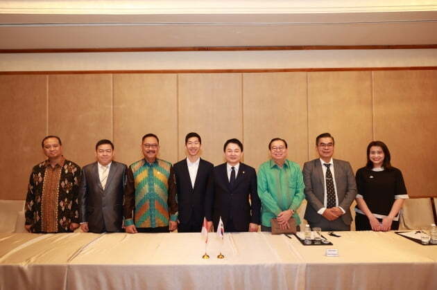 박원녕 엔젤스윙 대표(왼쪽 네 번째)가 인도네시아 각료 및 원희룡 국토교통부 장관(왼쪽 다섯 번째)과 회담을 마쳤다. 국토교통부 제공