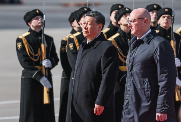 시진핑 중국 국가주석이 20일(현지시간) 러시아 모스크바에 도착해 드미트리 체르니센코 부총리의 영접을 받고 있다. 타스 연합뉴스