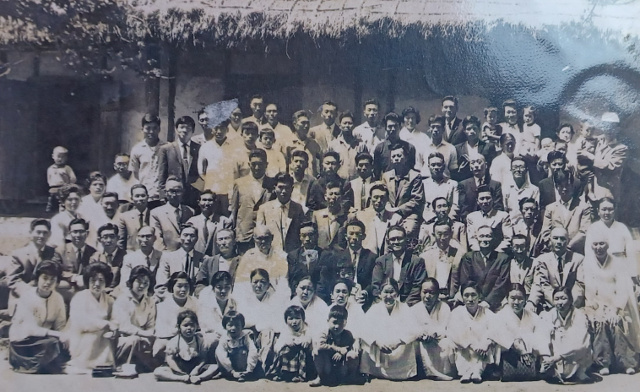 원응두(셋째 줄 왼쪽 여덟 째) 원로장로가 1964년 5월 15일 중문교회 제2대 장로로 장립 받고 교인들과 기념사진을 찍고 있다.