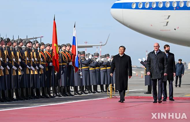 [모스크바=신화/뉴시스] 시진핑 중국 국가주석이 20일(현지시간) 러시아 모스크바 브누코보 공항에 도착해 의장대 사열을 하고 있다. 2023.03.21.