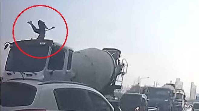 신호 대기 중 트럭 지붕 위에서 비보잉을 하는 운전자의 모습. (사진 및 영상=유튜브 채널 '한문철TV')