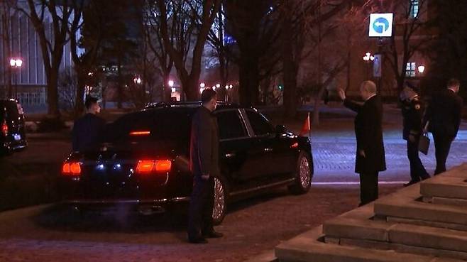 회동 이후 시진핑 주석이 탄 차량에 손을 흔들고 있는 푸틴 대통령