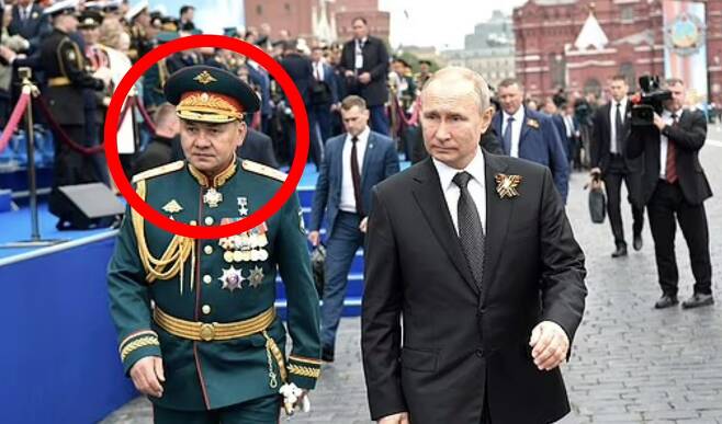사진 왼쪽은 세르게이 쇼이구 러시아 국방부 장관, 오른쪽은 블라디미르 푸틴 러시아 대통령