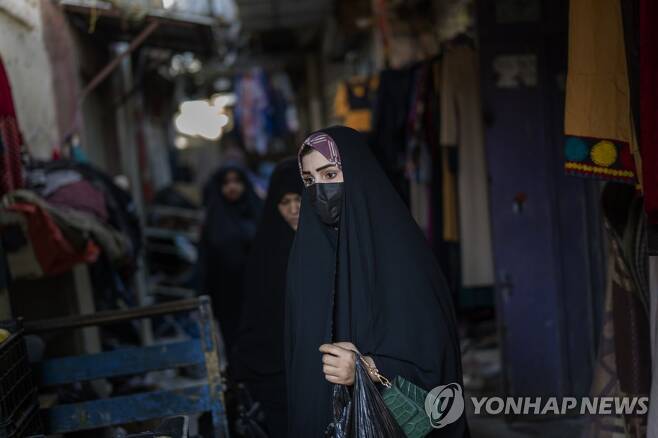 지난달 말 이라크 수도 바그다드 골목을 걷는 여성 [AP 연합뉴스 자료사진. 재판매 및 DB 금지]