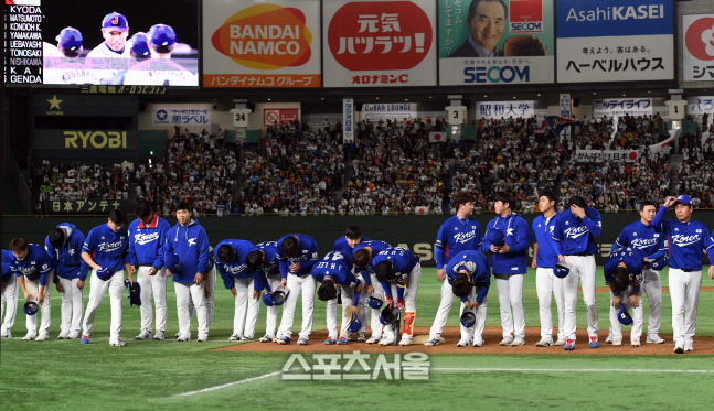 한국 야구대표팀이 2017년 11월 19일 도쿄돔에서 열린 아시아 프로야구 챔피언십(APBC) 일본의 결승전에서 일본에 0-7로 패하며 준우승을 차지한 뒤 관중석을 향해 인사를 하고 있다. 도쿄 | 박진업기자 upandup@sportsseoul.com