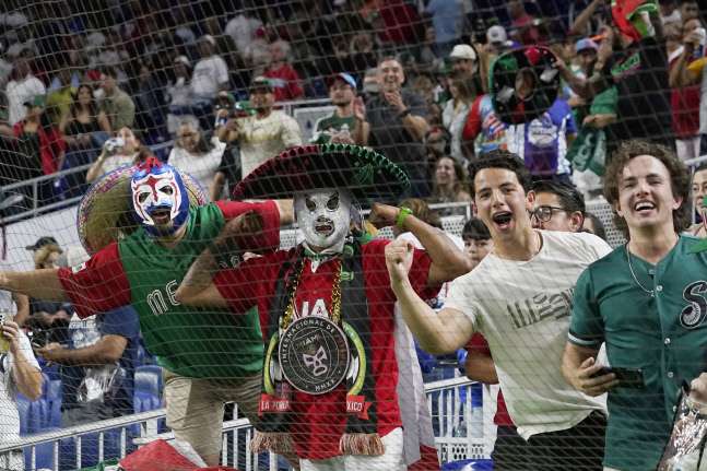 지난 18일 푸에르토리코-멕시커 8강전에서 멕시코 팬이 전통모자와 가면을 쓰고 응원하고 있다. AP연합뉴스