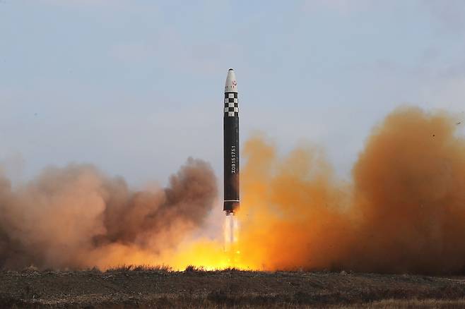 김정은 북한 노동당 총비서가 전날 지난 18일 신형 대륙간탄도미사일(ICBM) '화성포-17형'의 시험발사를 지휘했다고 당 기관지 노동신문이 보도했다./뉴스1