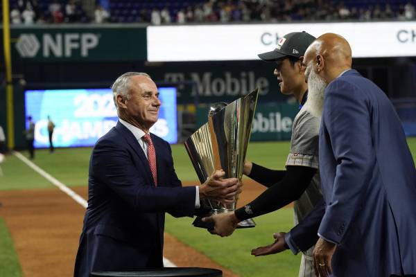 롭 만프레드 메이저리그 사무국 총재가 22일(한국시간) WBC MVP를 수상한 오타니에게 우승 트로피를 전달하고 있다. AP=연합뉴스