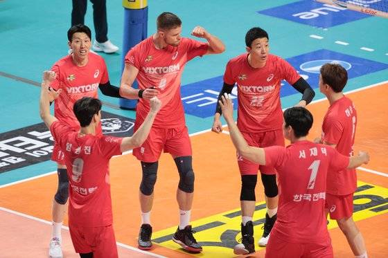 22일 준플레이오프에서 점수를 올린 뒤 환호하는 한국전력 선수들. 연합뉴스