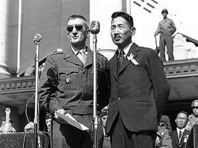 ▲ 존 리드 하지(왼쪽). 사진=socialistworker