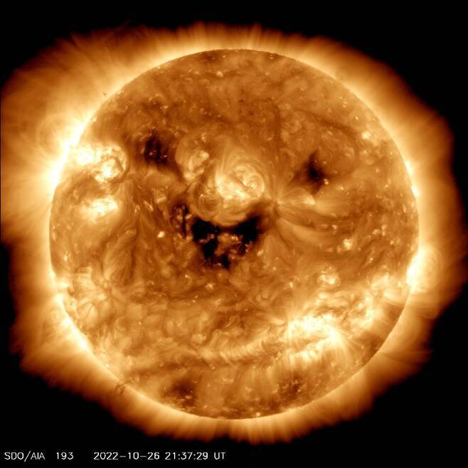 지구를 향해 미소를 짓는 듯한 흥미로운 모습을 담은 태양의 코로나홀. 지난해 10월 26일 촬영됐다. NASA