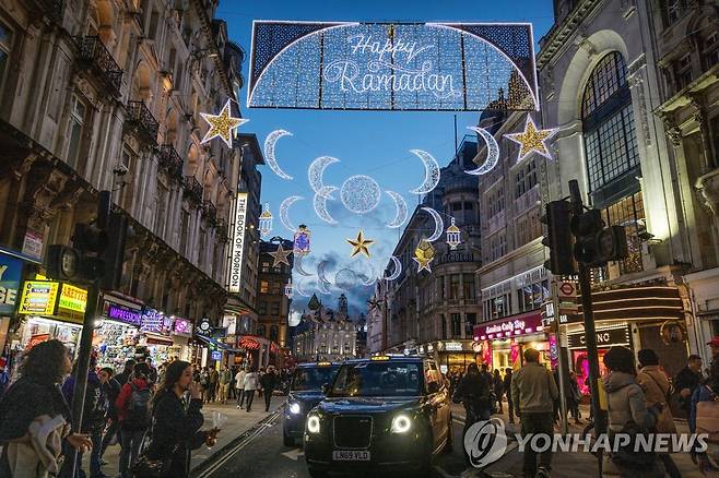 영국 런던 라마단 거리 조명 (런던 로이터=연합뉴스) 21일(현지시간) 밤 영국 런던 피커딜리 서커스에 처음으로 라마단 기념 조명이 켜졌다. 2023.3.22 photo@yna.co.kr