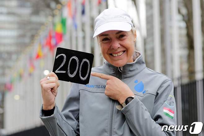 '울트라 마라토너' 미나 굴리(Mina Guli·52)가 22일(현지시간) 2023 유엔 물 회의 개막을 앞두고 200번째 마라톤을 완주하면서 지난 1년간의 대장정에 마침표를 찍었다. ⓒ AFP=뉴스1 ⓒ News1 박재하 기자
