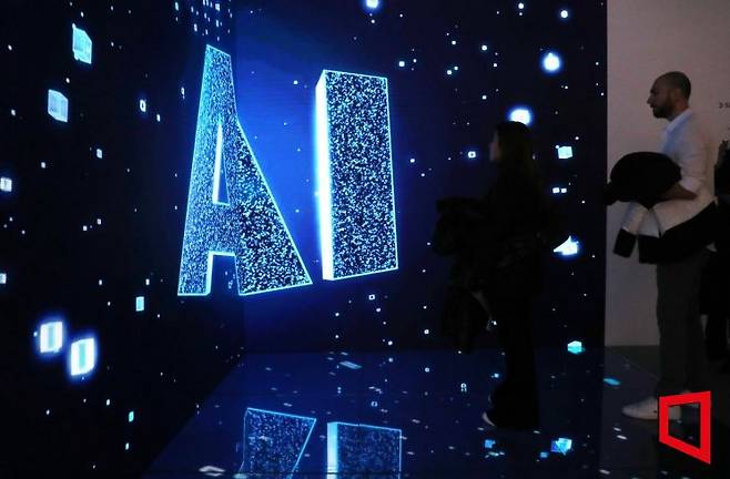 27일(현지시간) 세계 최대 모바일 기술 박람회 ‘모바일 월드 콩그레스(MWC 2023)’을 찾은 관람객들이 KT 부스를 둘러보고 있다. 2일까지 나흘간 열리는 'MWC 2023'은 5세대(5G)·6G 이동통신과 위성, 인공지능(AI), 디지털전환 기술을 확인하는 모바일 축제의 장이 될 것으로 기대를 모으고 있다. 사진=사진공동취재단