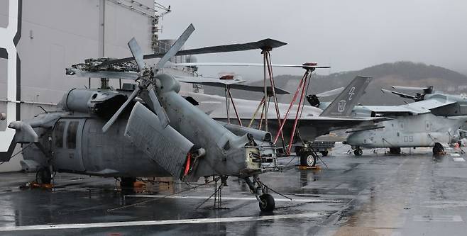 23일 부산작전기지에 입항에 있는 미 마킨 아일랜드함 F-35B를 비롯한 전투기들이 탑재돼 있다. 사진=연합뉴스