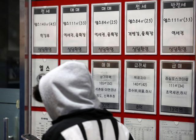 12일 오후 서울 시내 한 공인중개사 사무소에 전세 안내문이 붙어 있다.뉴시스