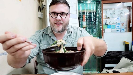 돼지국밥에 방아잎을 말아 먹고 있는 카이스트 어학원 교수이자 K푸드 먹방 유튜버 오스틴 기븐스. 사진 오스틴