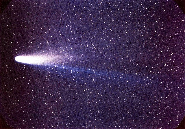1986년 관측된 핼리혜성이 긴 꼬리를 흩날리며 우주를 날고 있다. 미국 항공우주국(NASA) 제공