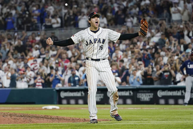 일본 야구대표팀 오타니 쇼헤이가 22일(현지시간) 미국 마이애미에서 열린 미국과의 월드베이스볼클래식 결승전 9회말 마무리투수로 등판해 우승을 확정한 뒤 기뻐하고 있다. 마이애미 | AP연합뉴스