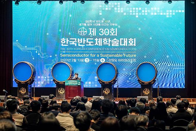 SK하이닉스와 한국반도체산업협회, 한국반도체연구조합이 주관하는 제30회 한국반도체학술대회가 지난달 강원 하이원리조트에서 열렸다. 대회장을 맡은 차선용 SK하이닉스 미래기술연구원 담당 부사장이 연설을 하고 있다. 【사진 제공=SK하이닉스】