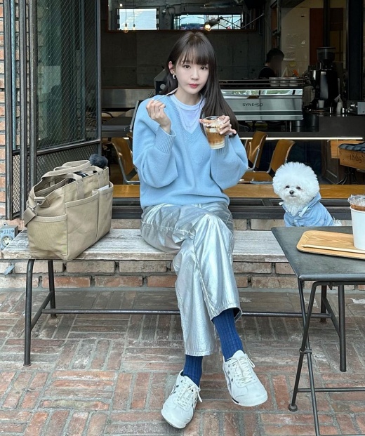 Kang Min-kyung (32), a member of the female duo Davichi, announced her recent status with Pet Tissue paper.On the 23rd, Kang Min-kyung released several photos, saying, Its a couple with a Tissue paper. It was taken at a coffee shop with a Pet Tissue paper.Kang Min-kyung and Pet dressed in light blue clothes make a smile. In particular, Kang Min-kyung showed a distinctive sense of fashion by matching silver pants and blue socks.Recently, Kang Min-kyung has been involved in the enthusiasm pay controversy regarding his job announcement. Kang Min-kyung said, The annual salary of 25 million won was misplaced in the career job announcement.The announcement is an accident with incorrect details, he said. Even if you are new to your career, 25 million won is too little.As a result of this work, I will adjust the starting salary to 30 million won for all new employees, as well as all academic backgrounds Free / career Free / new employees who join the company. On the other hand, Kang Min-kyung is communicating with netizens with 1.23 million subscribers personal YouTube channel Ming Ming.