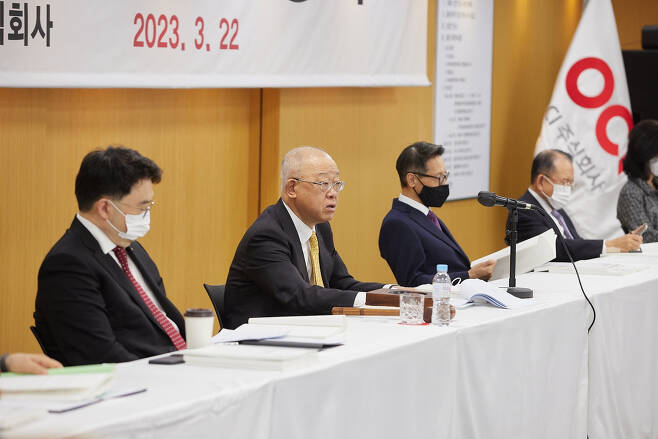 지난 22일 서울 중구 OCI 본사에서 개최된 제49기 OCI 정기주주총회에서 백우석(가운데) OCI 회장이 발언하고 있다. [OCI 제공]
