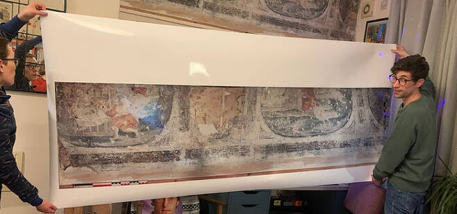 영국 요크시의 한 아파트에서 부엌 리모델링을 하던 중 400년 전 벽화가 발견돼 화제다. (사진=집주인 버드워스 트위터 캡쳐)