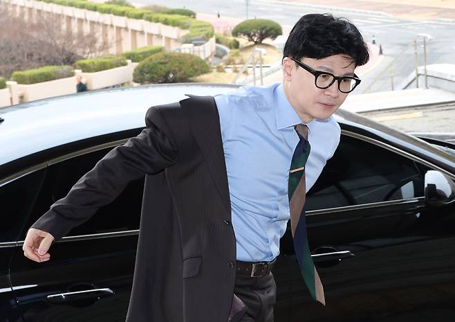 국회의 '검수완박'(검찰 수사권 완전 박탈) 입법이 정당했는지에 관한 헌법재판소의 최종 판단이 나오는 23일 오전 한동훈 법무부 장관이 정부과천청사 법무부로 출근하고 있다. ⓒ연합뉴스