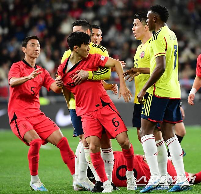 클린스만 감독이 이끄는 축구국가대표팀과 콜롬비아의 평가전이 24일 울산문수경기장에서 열렸다. 대한민국 황인범이 콜롬비아 유리베 빌라와 거친 몸싸움을 벌이고 있다. 울산=최문영 기자 deer@sportschosun.com/2023.03.24/