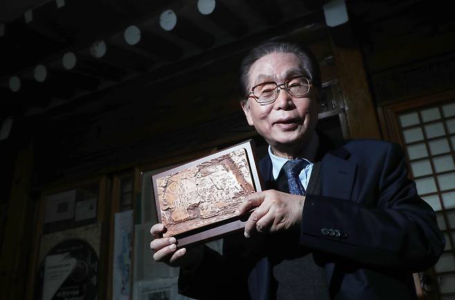 반세기 전 울산 반구대 암각화의 최초 발견자인 문명대 동국대 명예교수. 손에 든 것은 반구대 암각화의 모형이다. /장련성 기자