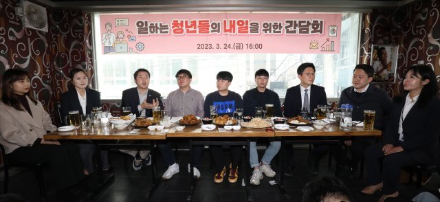 장예찬 국민의힘 청년최고위원(왼쪽 세 번째)이 24일 오후 서울 종로구의 한 호프집에서 열린 ‘일하는 청년들의 내일을 위한 간담회’에서 모두 발언을 하고 있다. 사진공동취재단