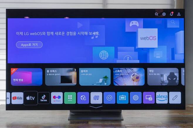 LG 올레드 evo G3에 포함된 2023년형 webOS 버전, 홈 화면과 메뉴의 디자인이 바뀌었다. 출처=IT동아