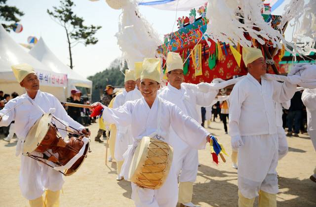 전통장례문화가 계승되고 있는 횡성정금마을주민들이 강원도 무형문화재 4호로 지정된 횡성회다지소리 전통장례를 재현하고 있다.