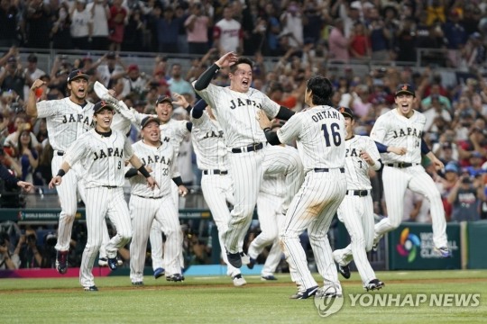 일본 선수들이 우승이 확정되자 환호하고 있다.